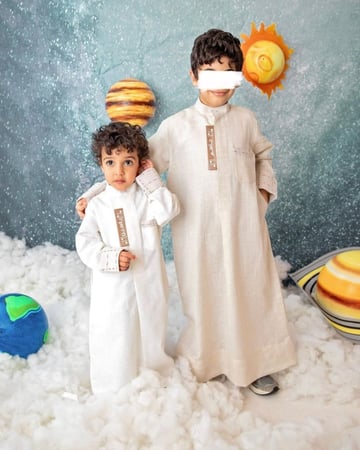 ثياب اطفال مع تصميم الاسم بالجلد