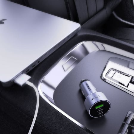 شاحن سيارة موماكس 3 مخارج ومخرجين PD و USB بقوة 100 واط