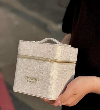 شنطة مكياج chanel
