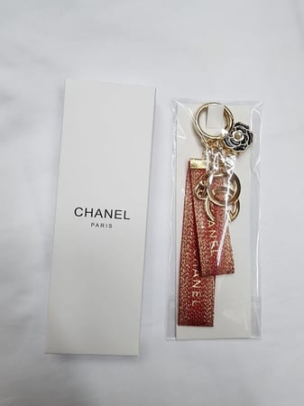ميدالية chanel