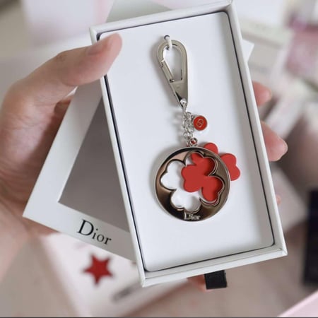 ميدالية dior