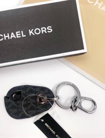 ميدالية MK أسود برمادي