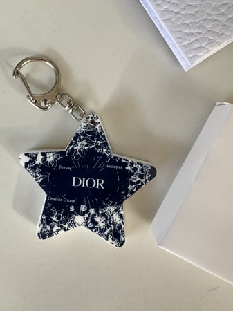 ميدالية dior
