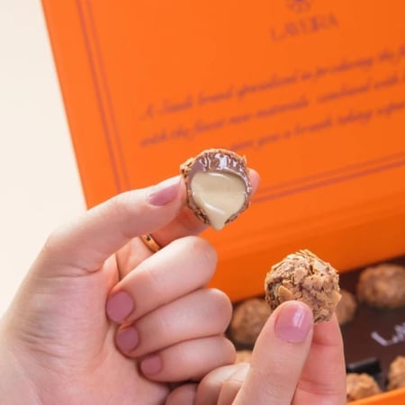 لافيرا ترفل طحينة و بندق - Tahini & Hazelnut Truffles