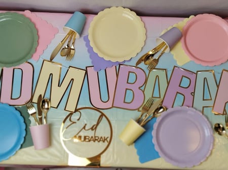 مجموعة العيد (سفرة العيد - زينة العيد -اكواب عدد5 - صحون عدد5- مناديل - ادوات مائدة - عبارة عيد مبارك )