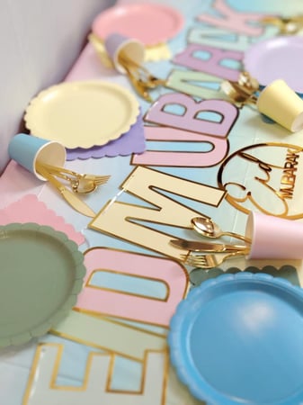 مجموعة العيد (سفرة العيد - زينة العيد -اكواب عدد5 - صحون عدد5- مناديل - ادوات مائدة - عبارة عيد مبارك )