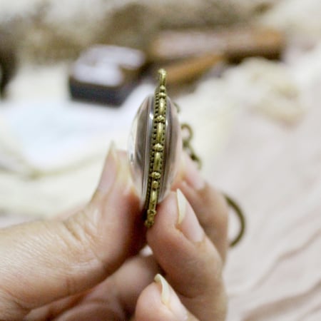 قلائد بيضاوية برونزي