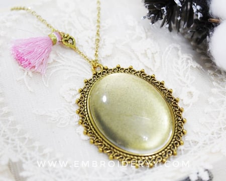 قلادة ذهبية بيضاوية