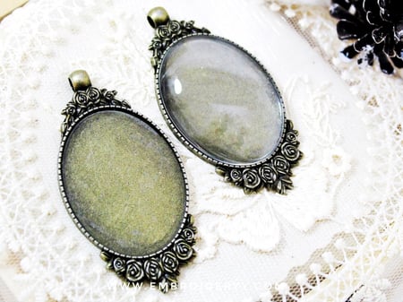 قلائد بيضاوية برونزي