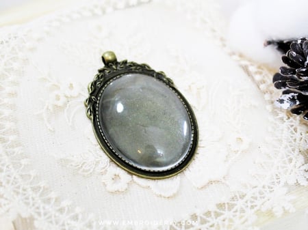 قلائد بيضاوية برونزي