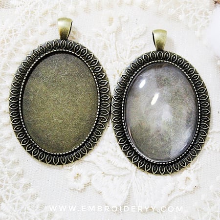 قلائد بيضاوية برونزي