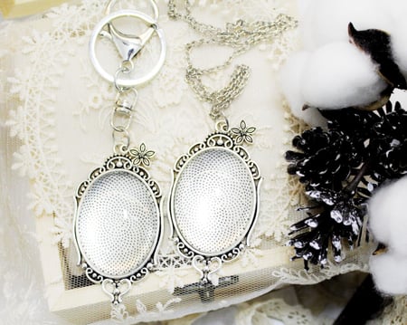 قلادة فضية بيضاوية