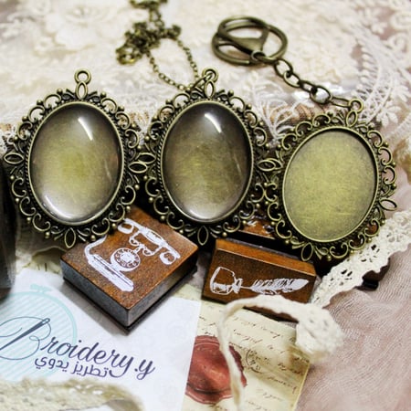 قلائد بيضاوية برونزي