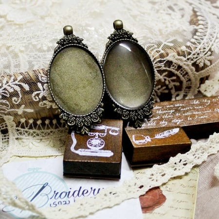 قلائد بيضاوية برونزي