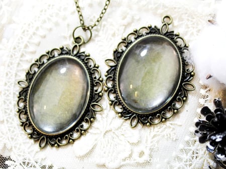 قلائد بيضاوية برونزي