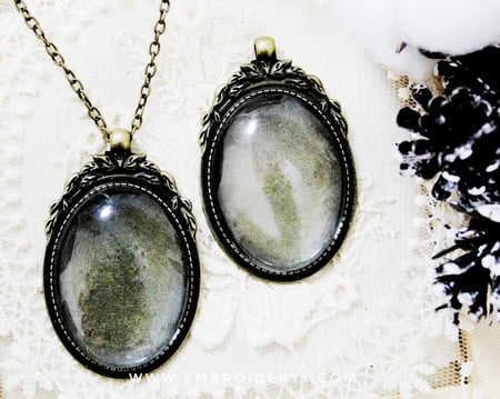 قلائد بيضاوية برونزي