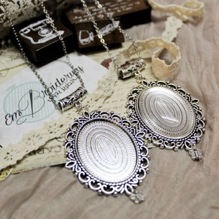 قلادة فضية بيضاوية