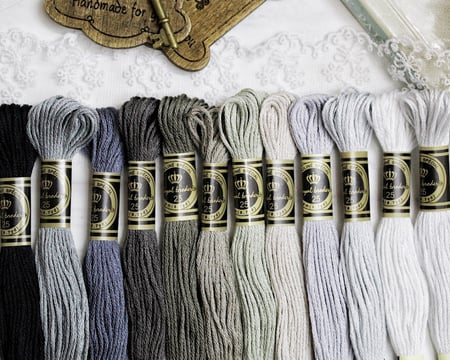 خيوط تطريز درجات الرمادي