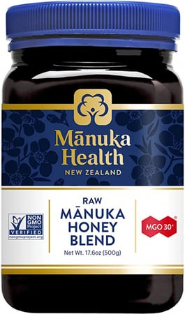 MGO 30+ Manuka Honey Blend وزن 500 جرام له طعم جميل وكامل الجسم ومضمون لاحتوائه على 30 مجم كحد أدنى لكل كيلوغرام من ميثيل جليوكسال ، المركب المسؤول عن نشاط العسل الفريد المضاد للبكتيريا. MGO 30+ Manuka Honey هو ما يعادل Active 5+ في نظام التصنيف الأقدم (