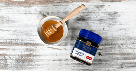 MGO 30+ Manuka Honey Blend وزن 500 جرام له طعم جميل وكامل الجسم ومضمون لاحتوائه على 30 مجم كحد أدنى لكل كيلوغرام من ميثيل جليوكسال ، المركب المسؤول عن نشاط العسل الفريد المضاد للبكتيريا. MGO 30+ Manuka Honey هو ما يعادل Active 5+ في نظام التصنيف الأقدم (