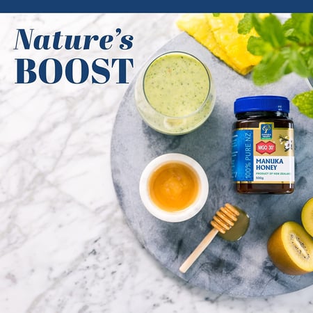 MGO 30+ Manuka Honey Blend  وزن 250 جرام له طعم جميل وكامل الجسم ومضمون لاحتوائه على 30 مجم كحد أدنى لكل كيلوغرام من ميثيل جليوكسال ، المركب المسؤول عن نشاط العسل الفريد المضاد للبكتيريا. MGO 30+ Manuka Honey هو ما يعادل Active 5+ في نظام التصنيف الأقدم (
