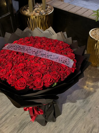 باقة ورد أحمر 100 تغليف اسود