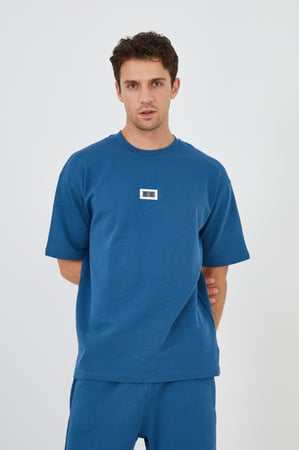 طقم شورت أزرق بحواف بيضاء مزين بكتابة Don't ignore dreams!!