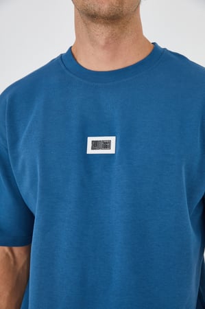 طقم شورت أزرق بحواف بيضاء مزين بكتابة Don't ignore dreams!!