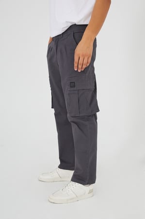 بنطال فيراني غامق كارجو مزين بيجيوب من الجنب