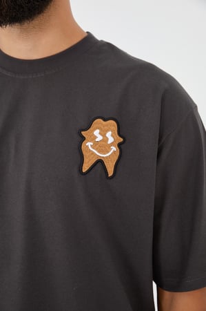 تيشيرت اوفر سايز فيراني بتطريز على شكل شبح