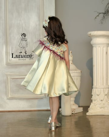 فستان بتطريز ورود مع ريش واكسسوار الشعر