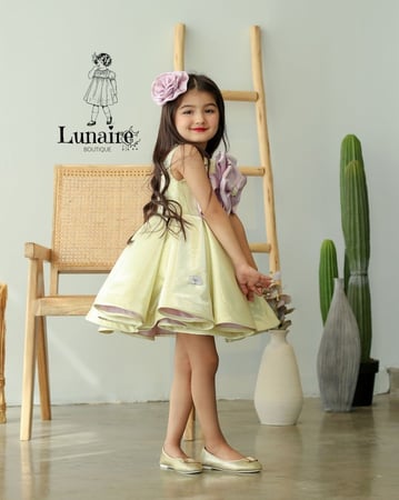 فستان أصفر بورد بارزه باللون الوردي مع اكسسوار الشعر