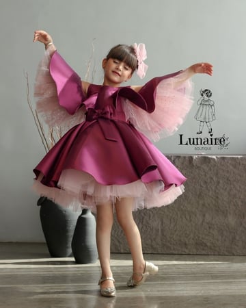 فستان فخم مع اكسسوار الشعر