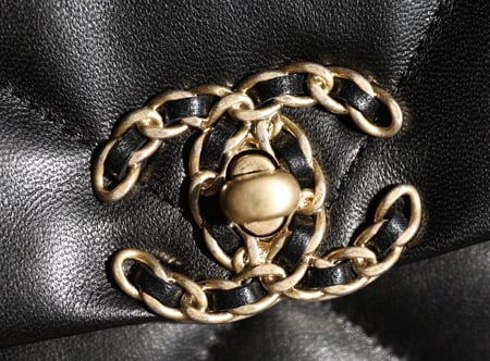 CHANEL 19 bag