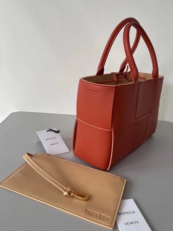 Bottega- arco tote