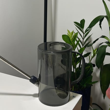 ابريق سقي رمادي