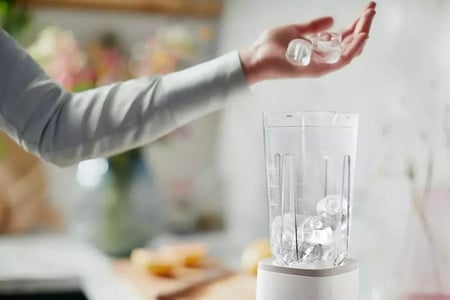 خلاط كهربائي فليبس مع مفرمه وكاسة رياضية بسعة 0.6 لتر بقوة 350 وات كهرباء 220 فولت لون ابيض موديل HR2603/01