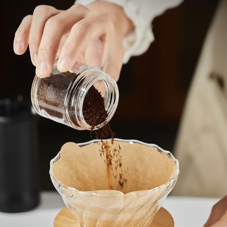 مطحنة قهوة يدوية بترس سيراميك اسود و تحكم خارجي بالطحن