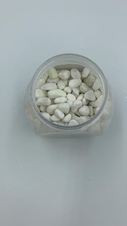 حجر ملون ابيض