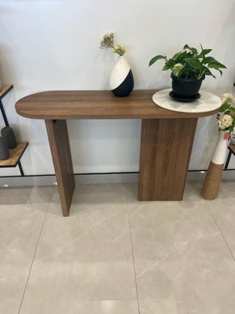 طاولة مدخل أنيقة وعصرية