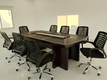طاولة اجتماعات فاخرة بتصميم عصري