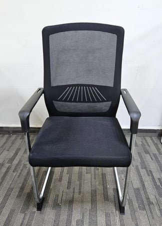 كرسي مكتبي ثابت لون اسود بتصميم مميز