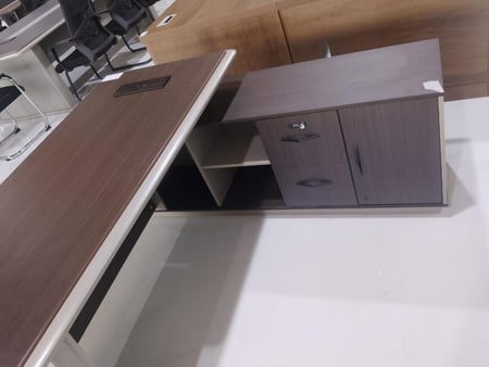 مكتب عصري فاخر بتصميم حديث وعصرى