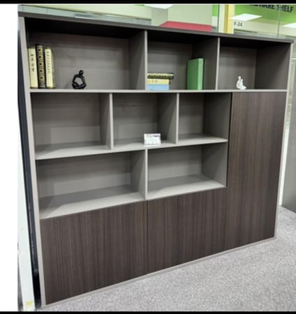 وحدة تخزين مكتبية أو مكتبة عرض ذات تصميم حديث