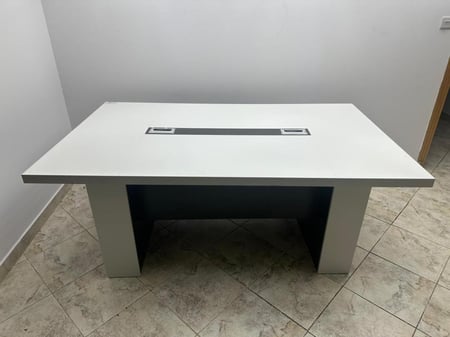 طاولة اجتماعات احترافية بتصميم مميز