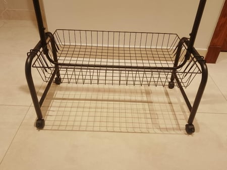 علاق ملابس مع رف اسود