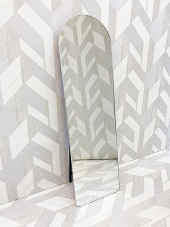 مرآة ستاند أنيقة بتصميم عصري الكمال في لمسة واحدة