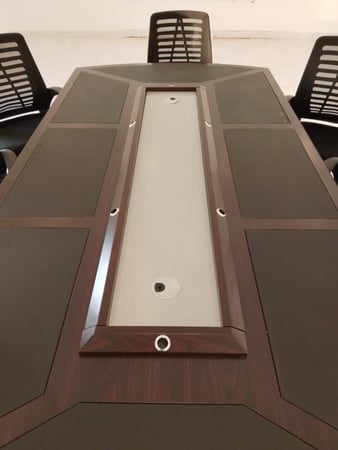 طاولة اجتماعات فاخرة بتصميم عصري