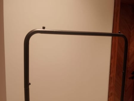 علاق ملابس مع رف اسود