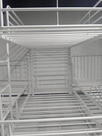 سرير دورين عصري بتصميم هندسي أنيق وسلم آمن